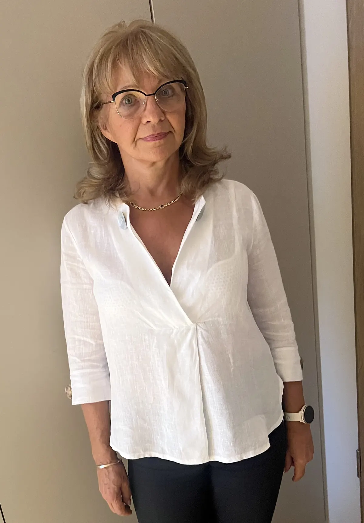 Dr. Róka Zsuzsanna fogszakorvos a rendelőben